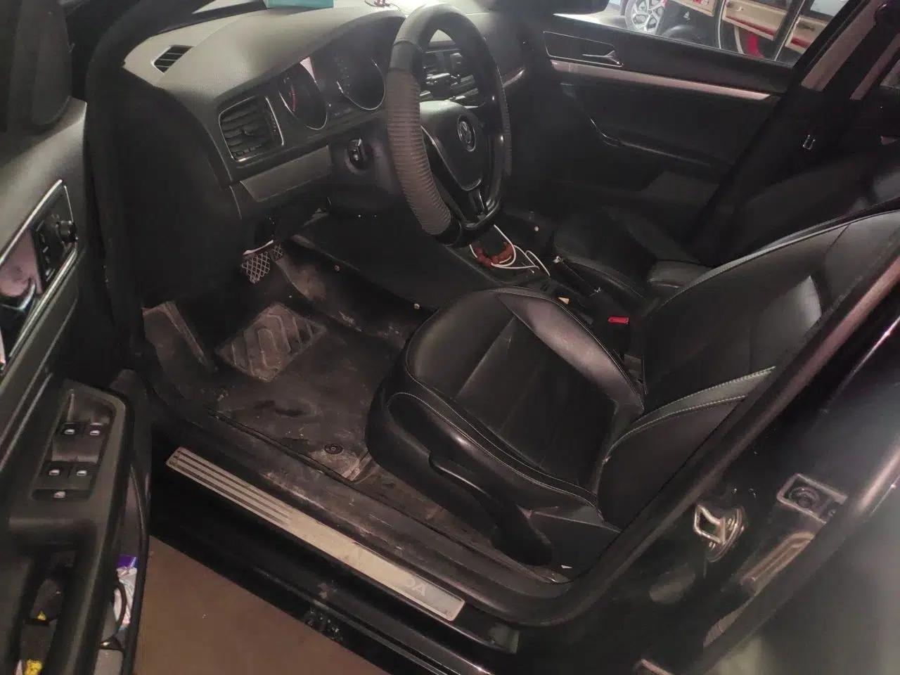 Volkswagen Lavida 2015 1.6L Automatic Comfort Edition — миниатюра 16
