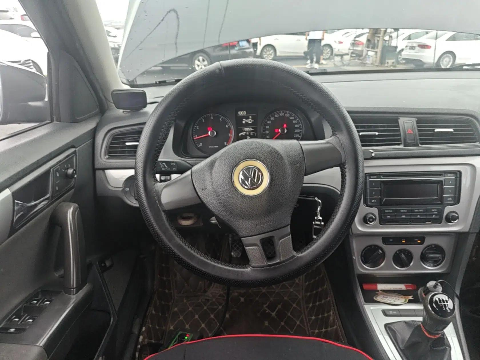 Volkswagen Lavida 2013 Revised Classic 1.6L Manual Fashion Edition — миниатюра 13