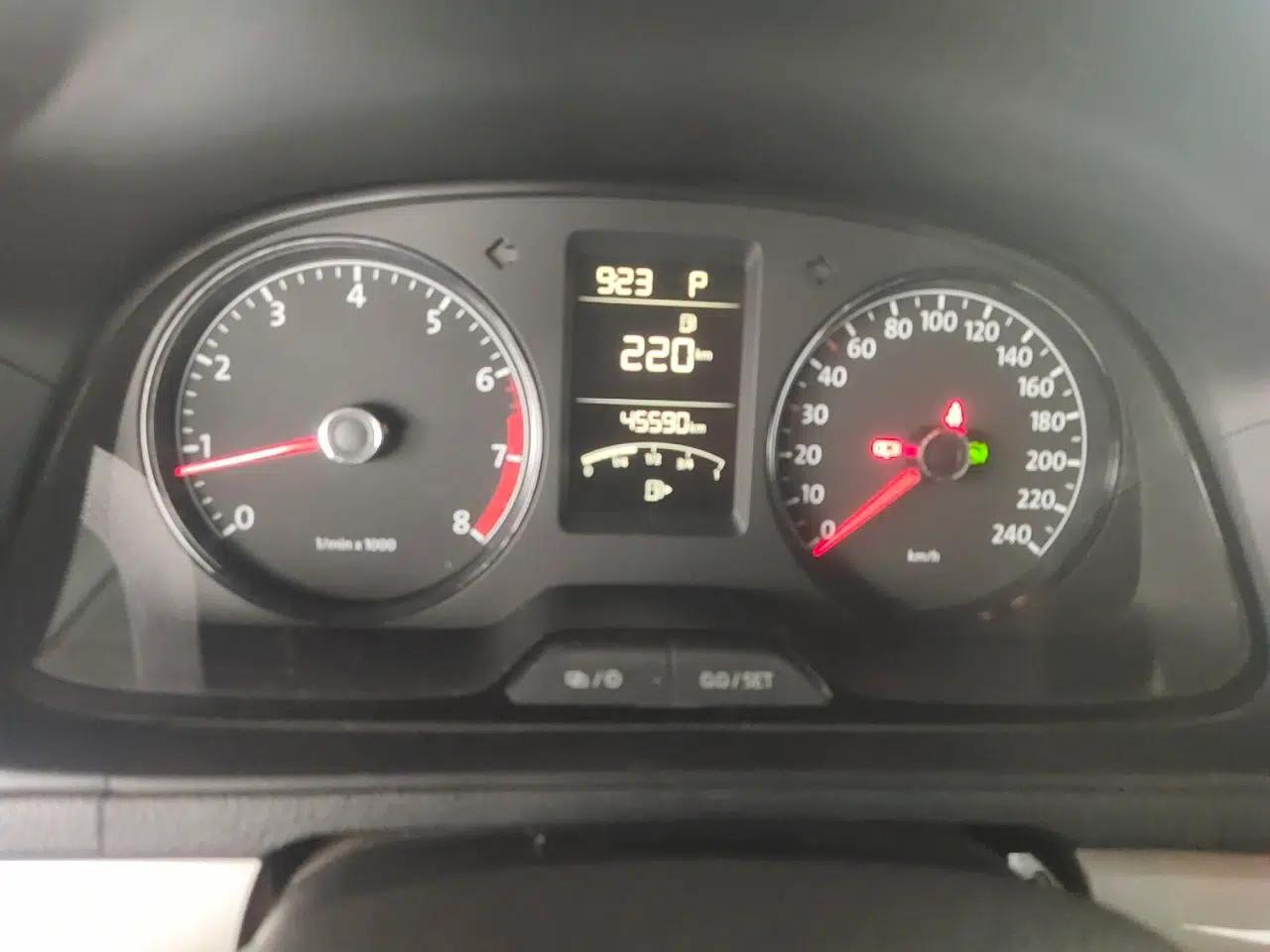Volkswagen Lavida 2013 Revised Classic 1.6L Automatic Fashion Edition — миниатюра 12