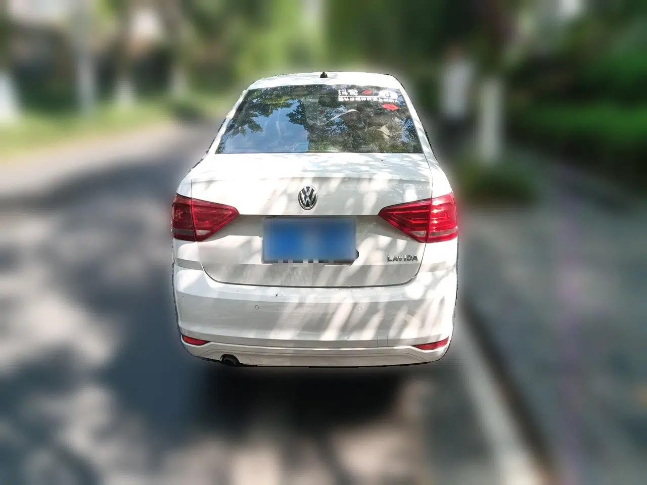 Volkswagen Lavida 2015 1.6L Manual Fashion Edition — миниатюра 3
