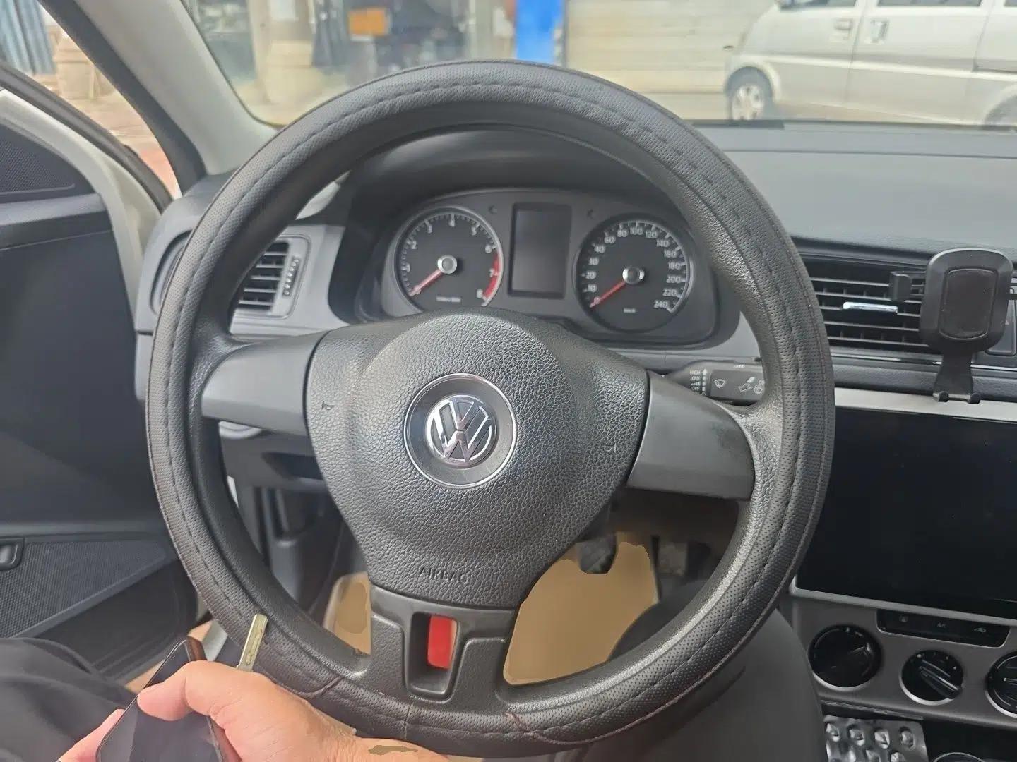 Volkswagen Lavida 2013 Revised Classic 1.6L Manual Fashion Edition — миниатюра 10