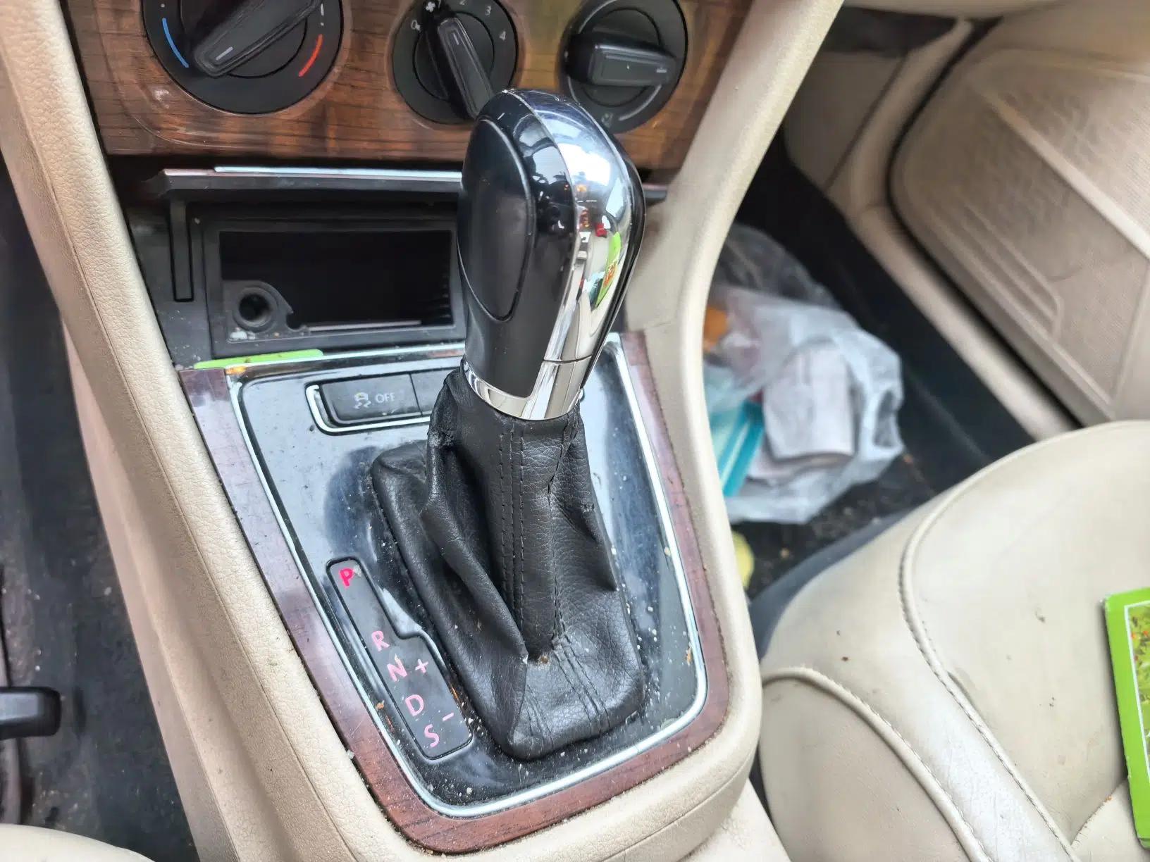 Volkswagen Lavida 2013 1.6L Automatic Comfort Edition — миниатюра 14