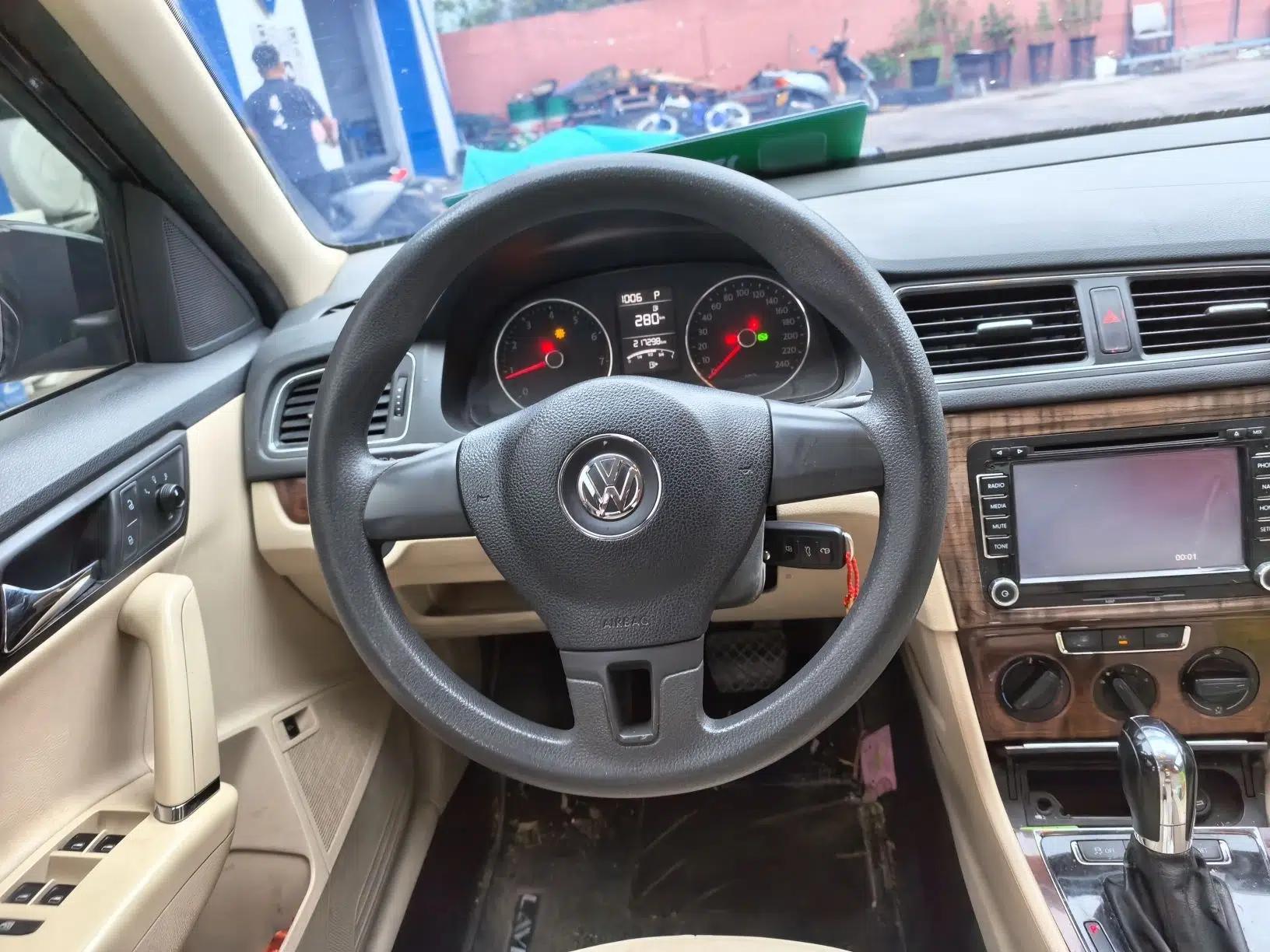 Volkswagen Lavida 2013 1.6L Automatic Comfort Edition — миниатюра 10