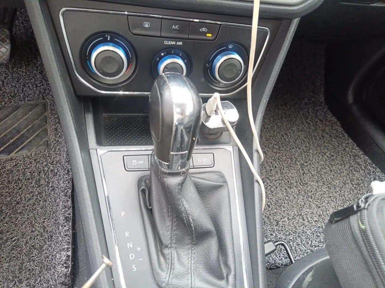 Volkswagen Lavida 2015 1.6L Automatic Comfort Edition — миниатюра 14