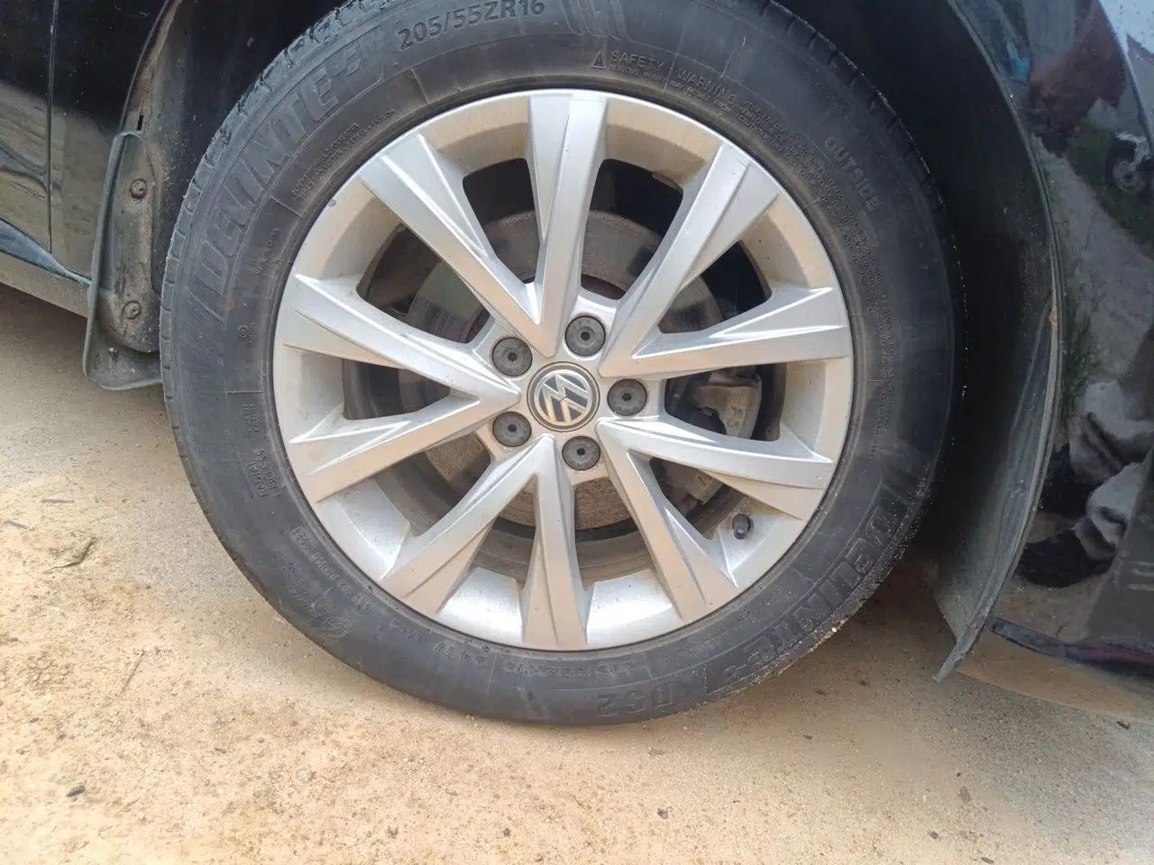 Volkswagen Lavida 2015 1.6L Automatic Comfort Edition — миниатюра 8