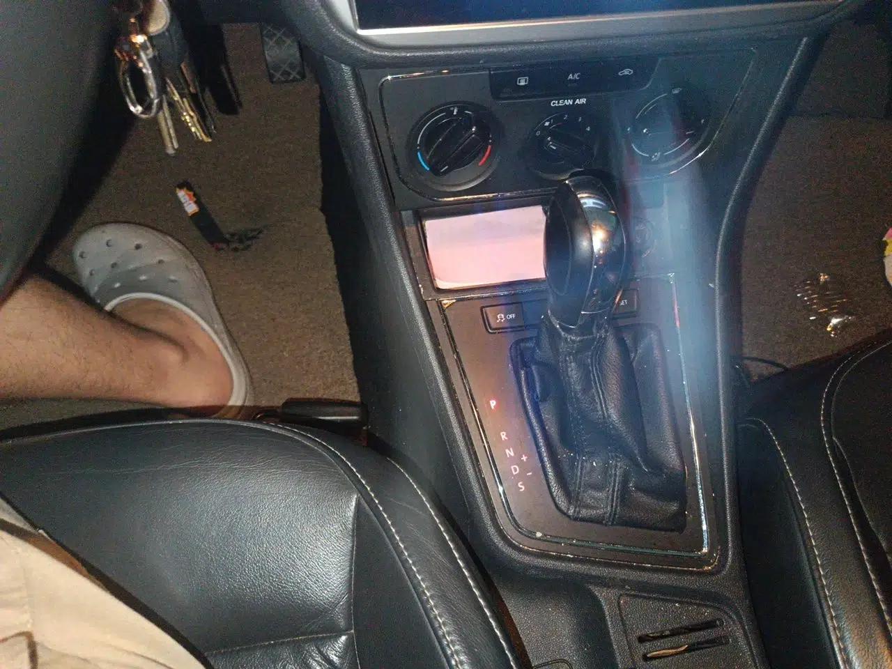 Volkswagen Lavida 2015 1.6L Automatic Comfort Edition — миниатюра 11
