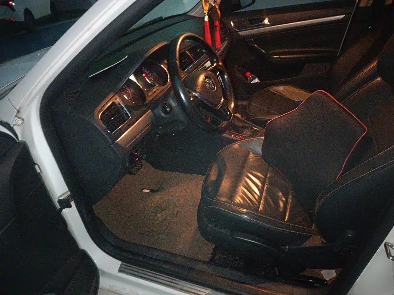 Volkswagen Lavida 2015 1.6L Automatic Comfort Edition — миниатюра 12