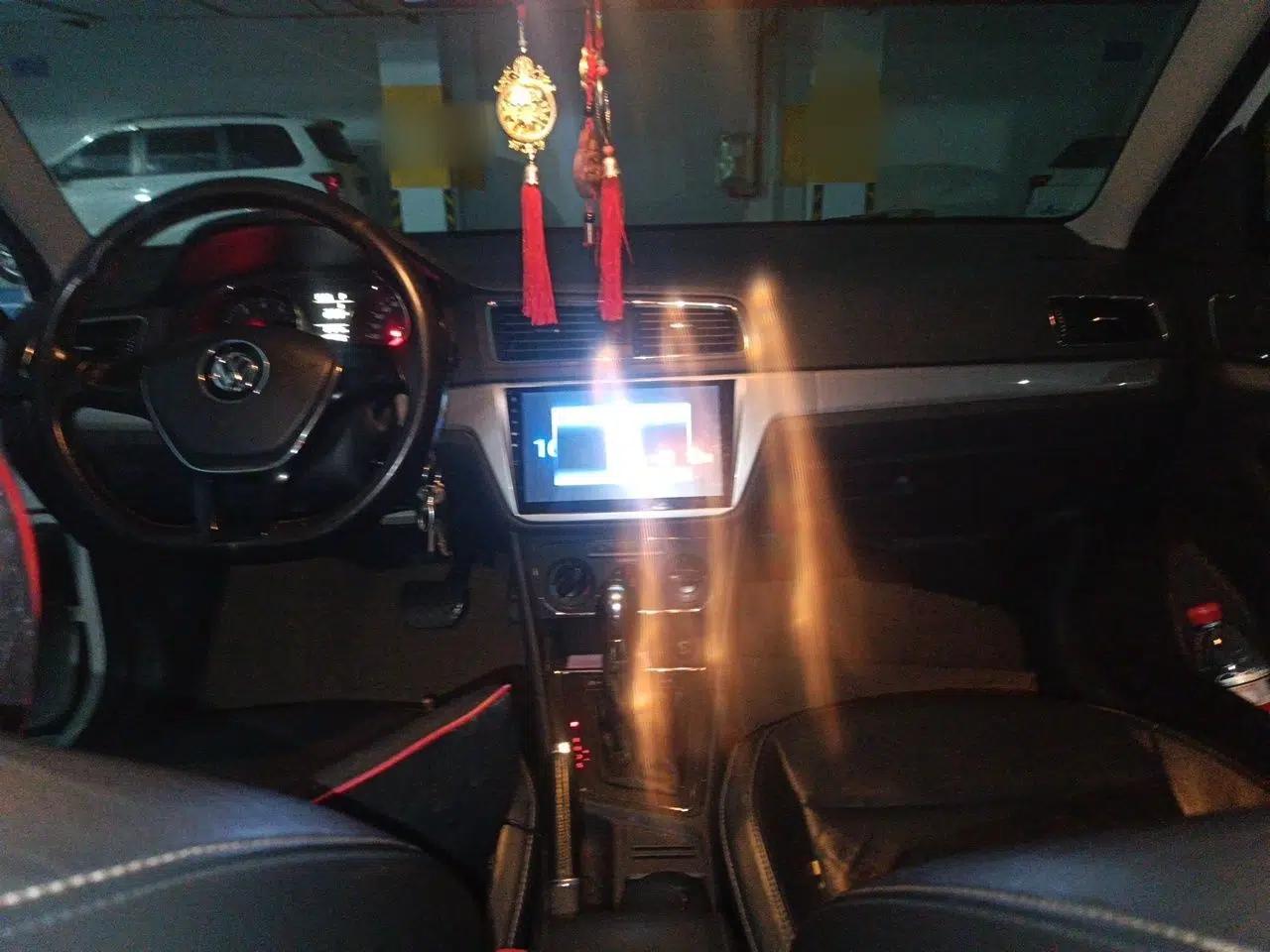Volkswagen Lavida 2015 1.6L Automatic Comfort Edition — миниатюра 6