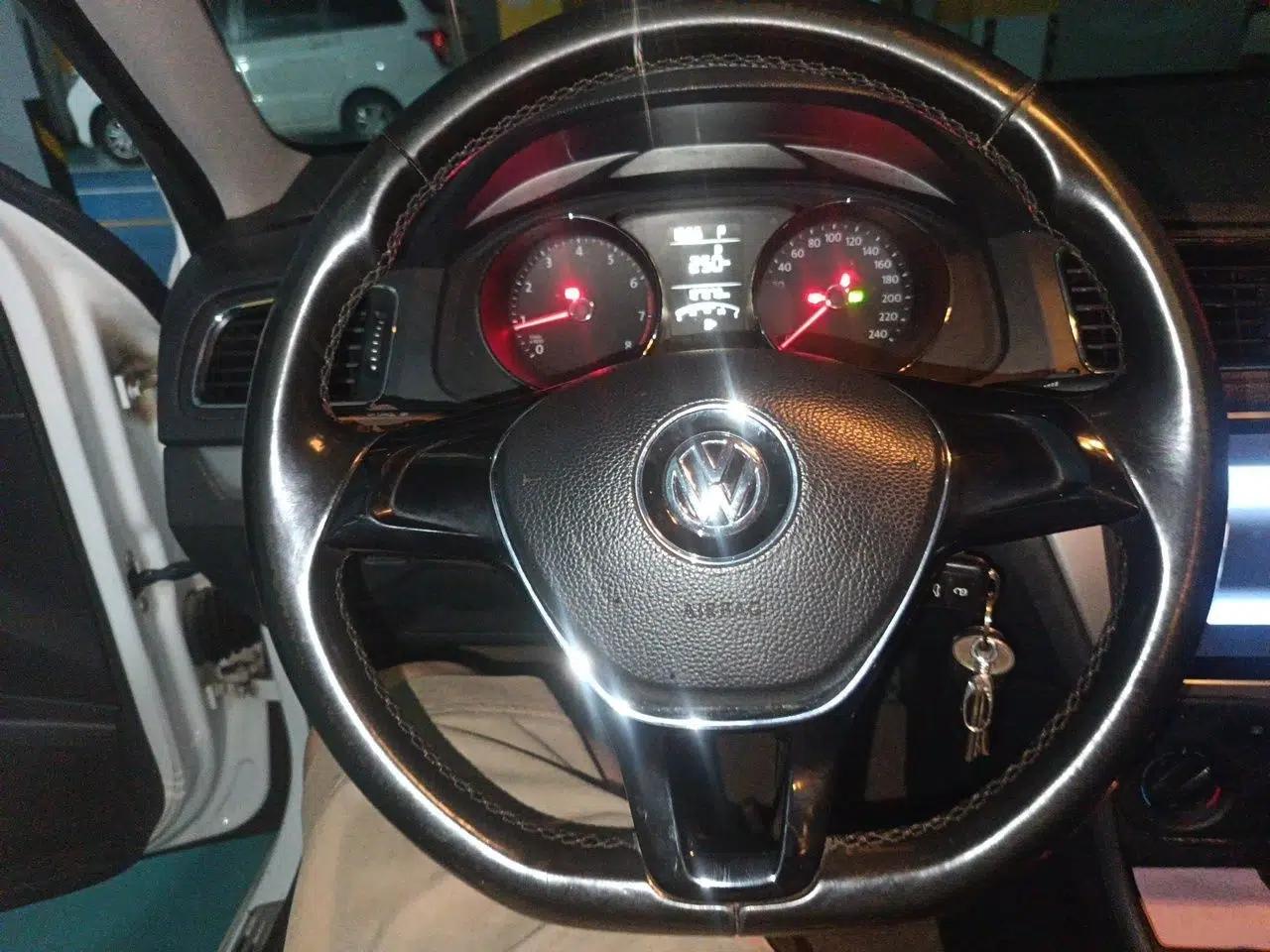 Volkswagen Lavida 2015 1.6L Automatic Comfort Edition — миниатюра 7