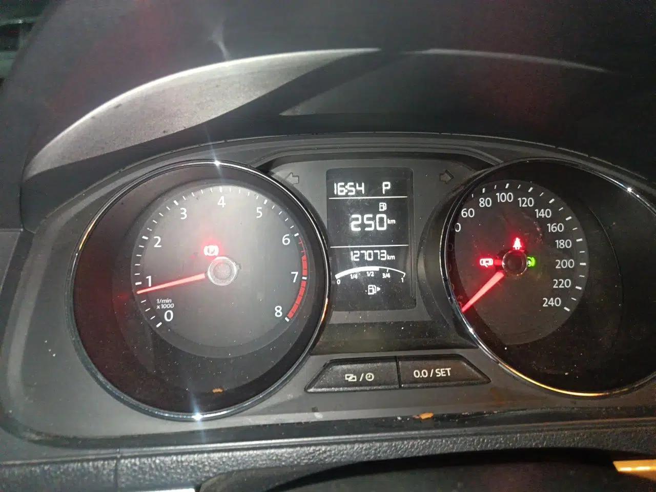 Volkswagen Lavida 2015 1.6L Automatic Comfort Edition — миниатюра 9
