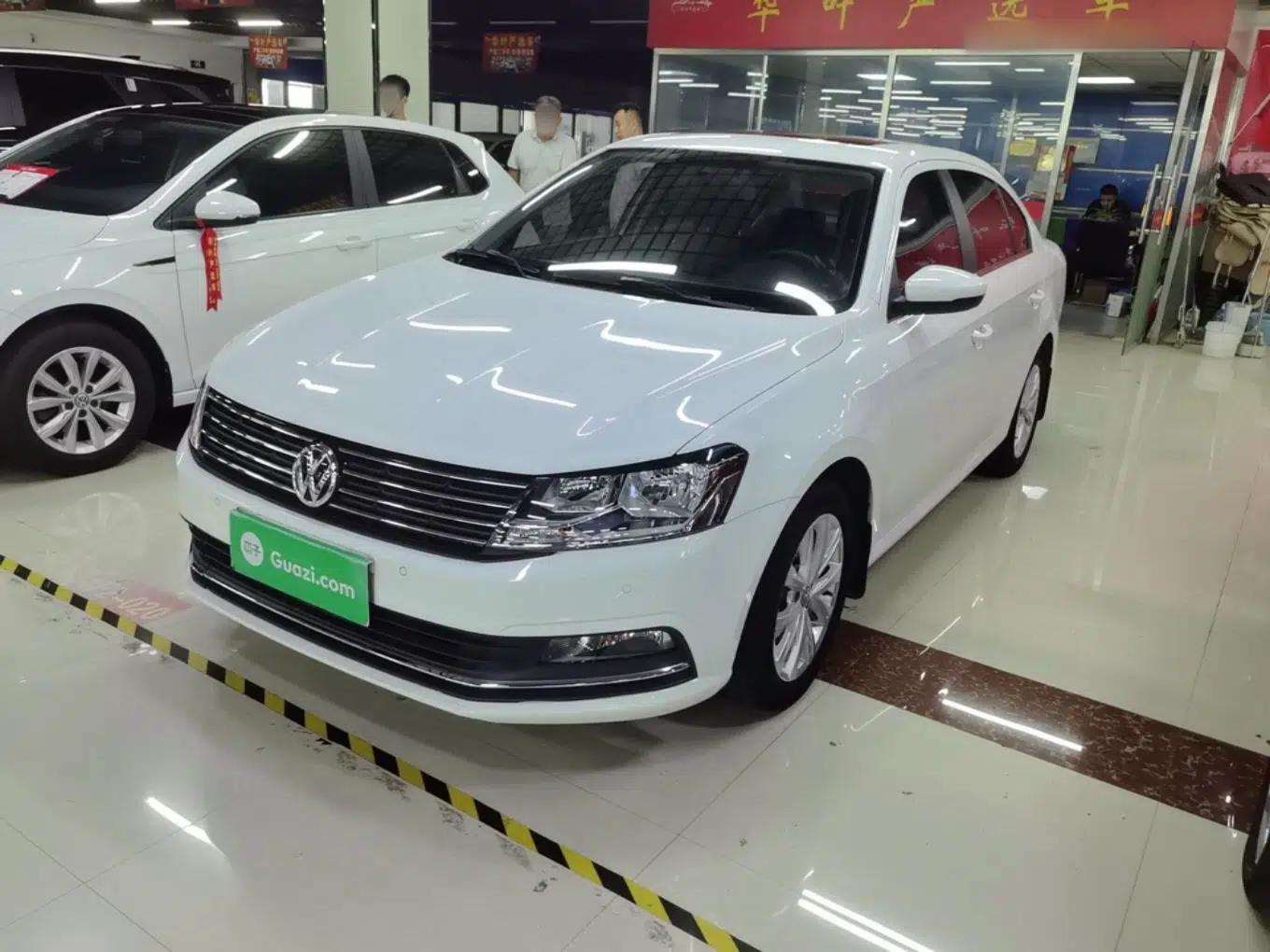 Volkswagen Lavida 2015 1.6L Automatic Comfort Edition — миниатюра 1