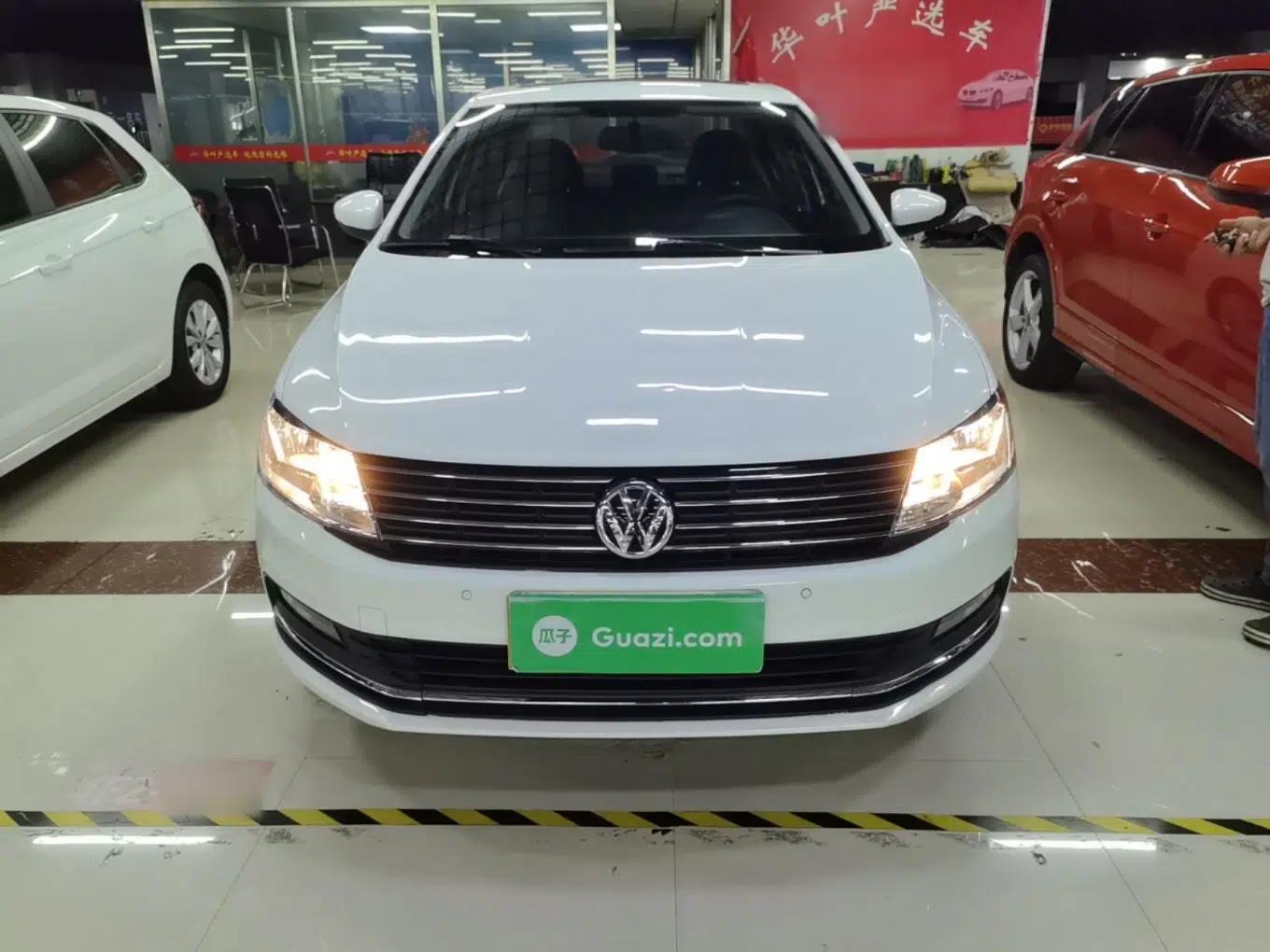 Volkswagen Lavida 2015 1.6L Automatic Comfort Edition — миниатюра 2