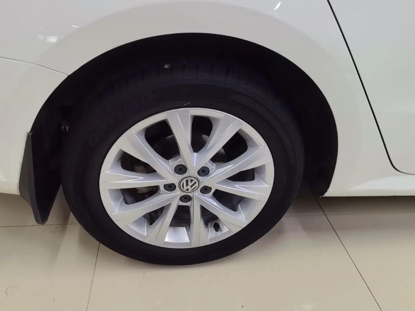 Volkswagen Lavida 2015 1.6L Automatic Comfort Edition — миниатюра 11