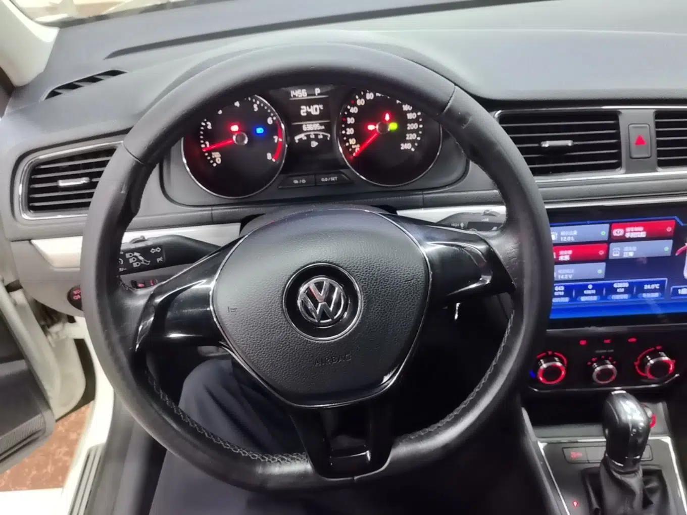Volkswagen Lavida 2015 1.6L Automatic Comfort Edition — миниатюра 13