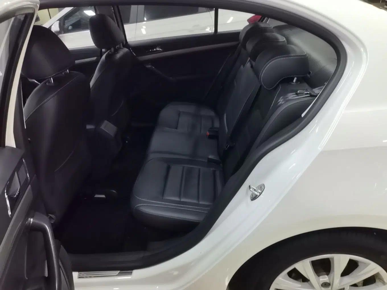 Volkswagen Lavida 2015 1.6L Automatic Comfort Edition — миниатюра 20