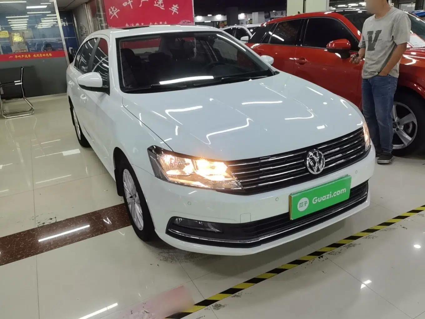 Volkswagen Lavida 2015 1.6L Automatic Comfort Edition — миниатюра 3