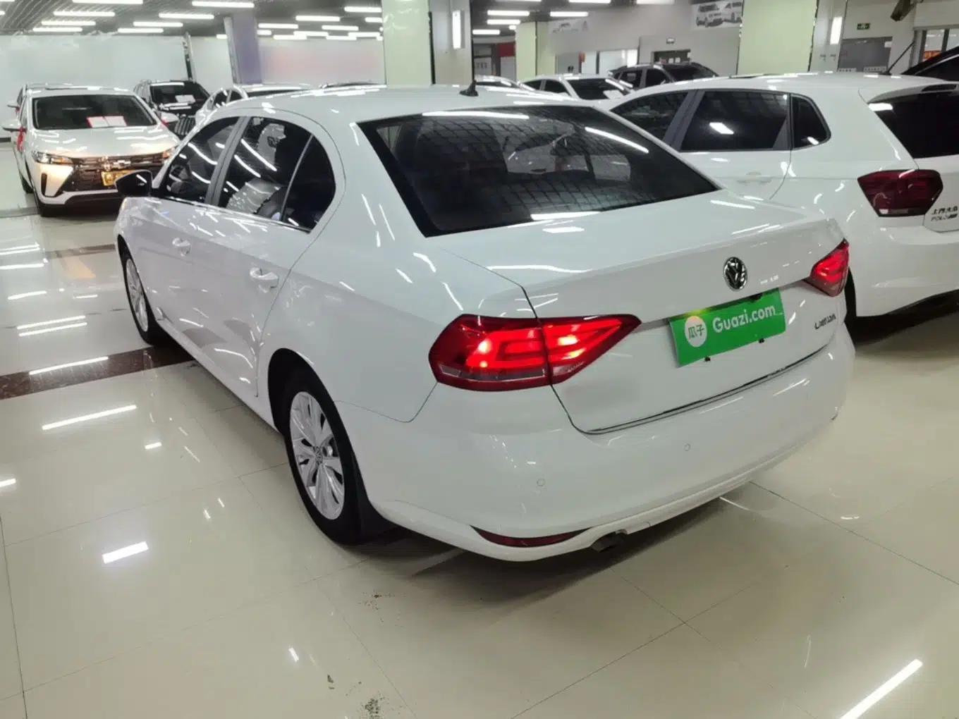 Volkswagen Lavida 2015 1.6L Automatic Comfort Edition — миниатюра 4