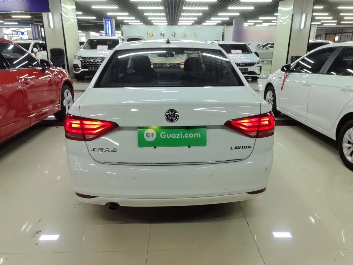 Volkswagen Lavida 2015 1.6L Automatic Comfort Edition — миниатюра 5