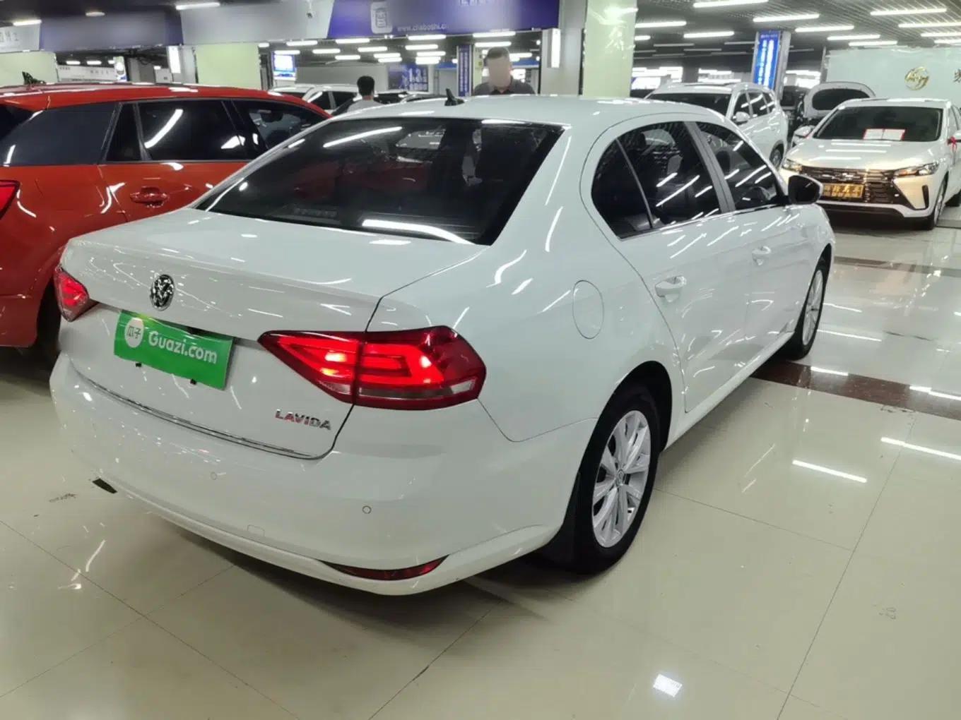 Volkswagen Lavida 2015 1.6L Automatic Comfort Edition — миниатюра 6