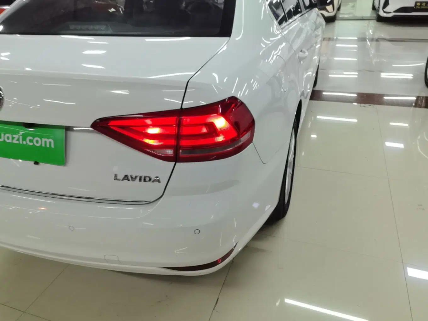 Volkswagen Lavida 2015 1.6L Automatic Comfort Edition — миниатюра 9