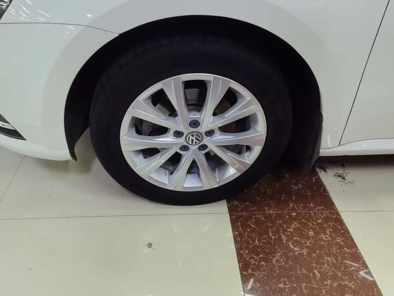 Volkswagen Lavida 2015 1.6L Automatic Comfort Edition — миниатюра 10