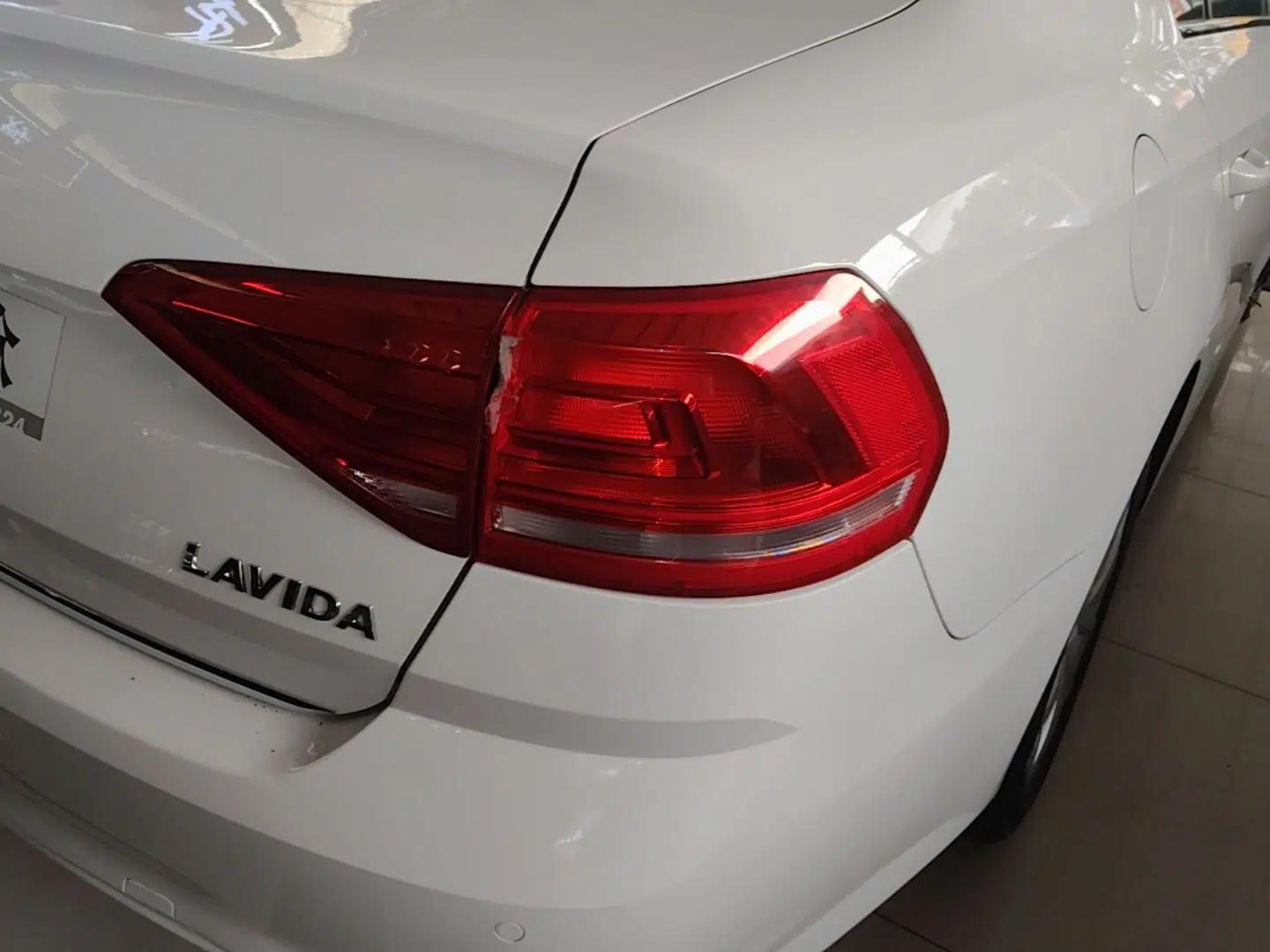 Volkswagen Lavida 2017 1.6L Automatic Comfort Edition — миниатюра 14
