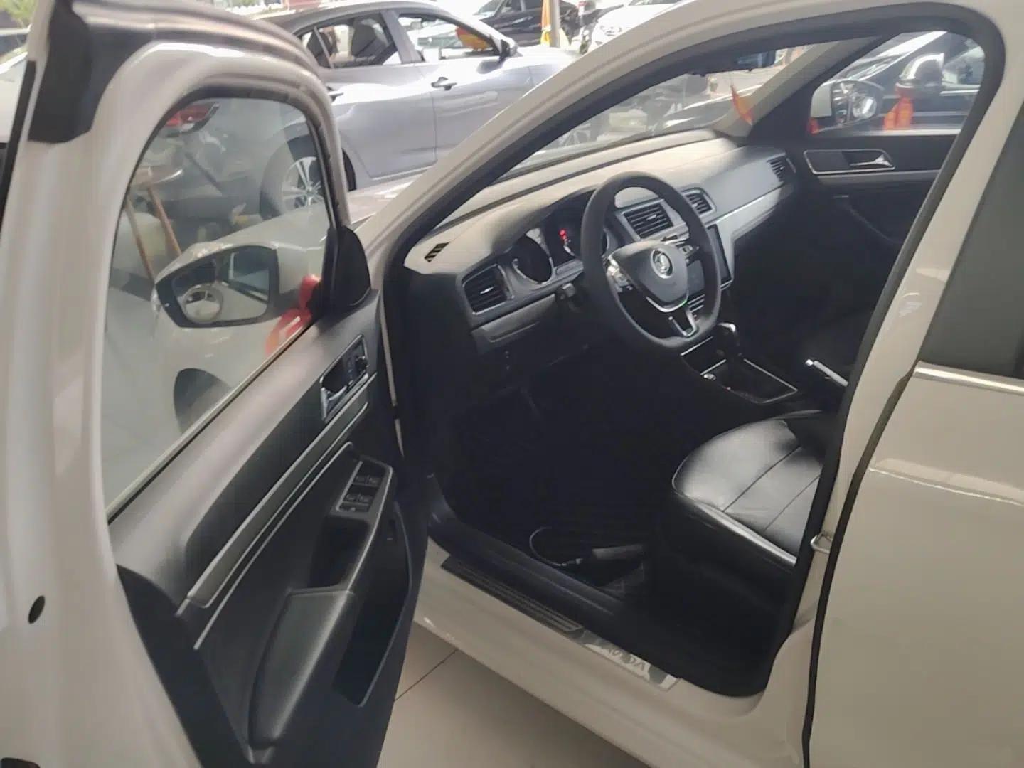 Volkswagen Lavida 2017 1.6L Automatic Comfort Edition — миниатюра 23