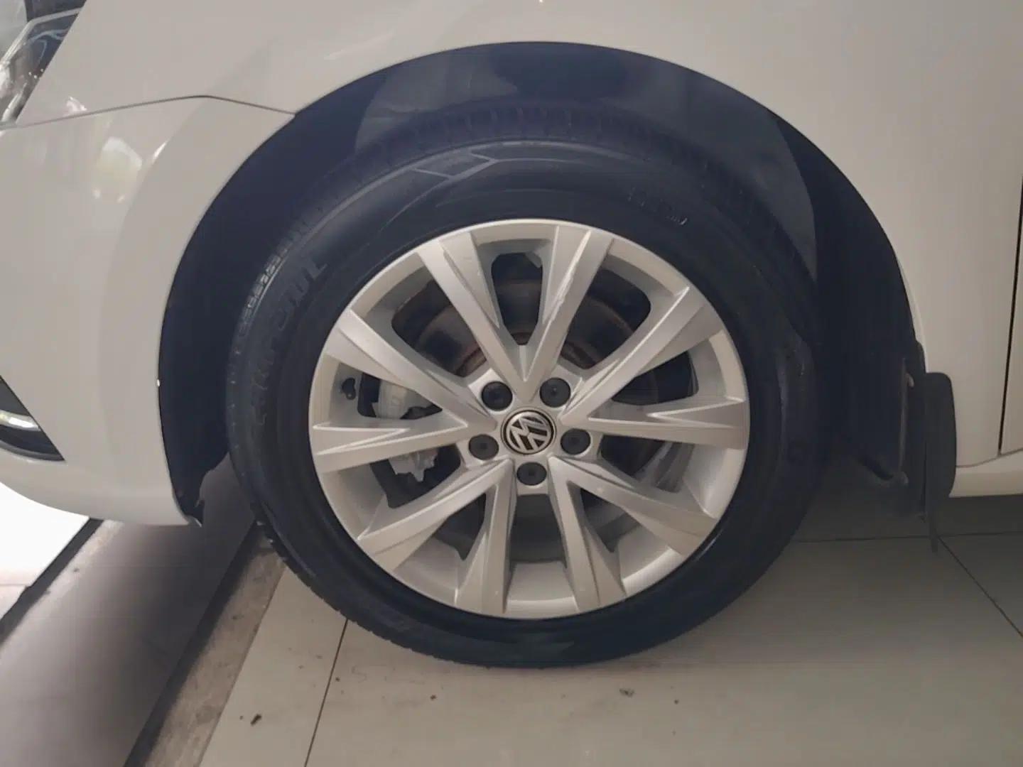 Volkswagen Lavida 2017 1.6L Automatic Comfort Edition — миниатюра 10