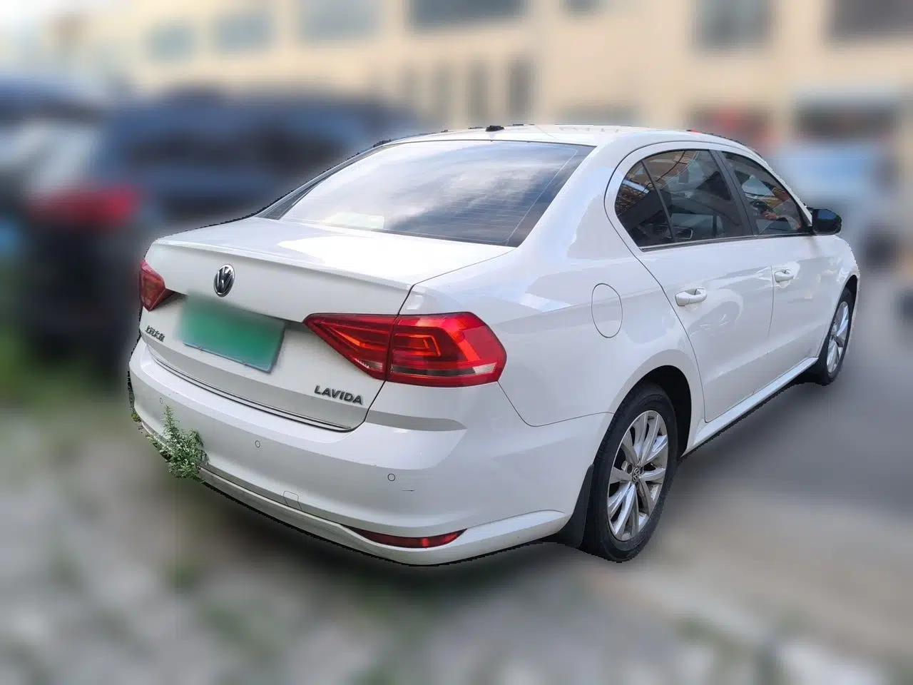 Volkswagen Lavida 2017 1.6L Automatic Comfort Edition — миниатюра 6
