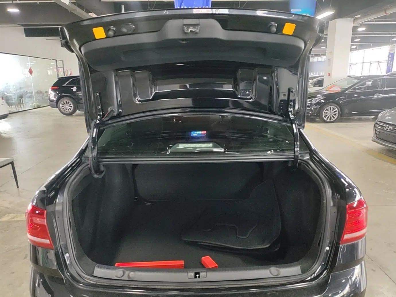 Volkswagen Lavida 2017 1.6L Automatic Fashion Edition — миниатюра 22