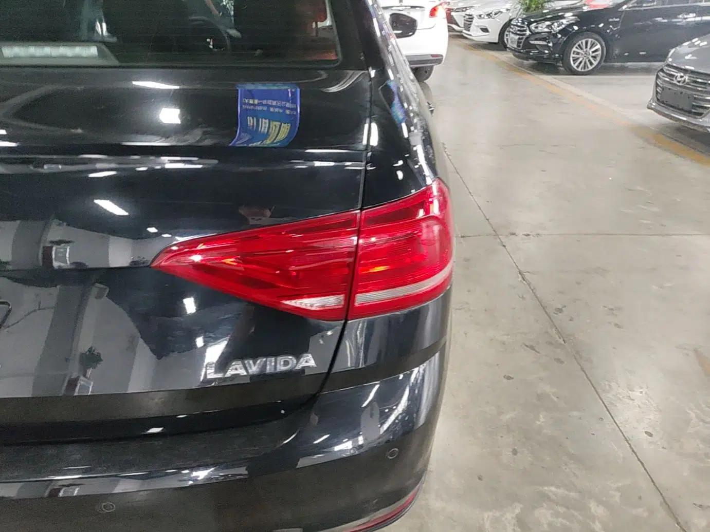 Volkswagen Lavida 2017 1.6L Automatic Fashion Edition — миниатюра 9
