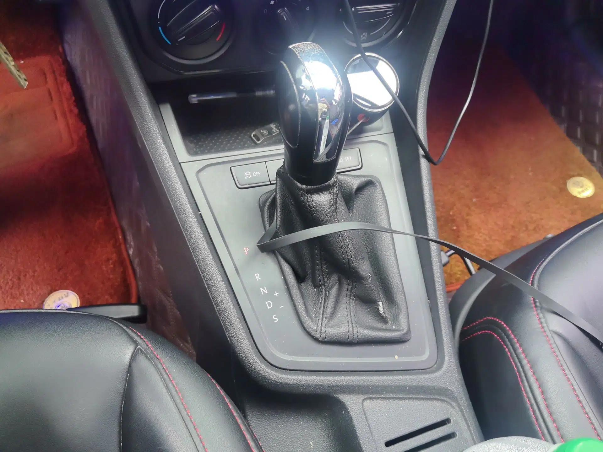 Volkswagen Lavida 2015 1.6L Automatic Fashion Edition — миниатюра 14