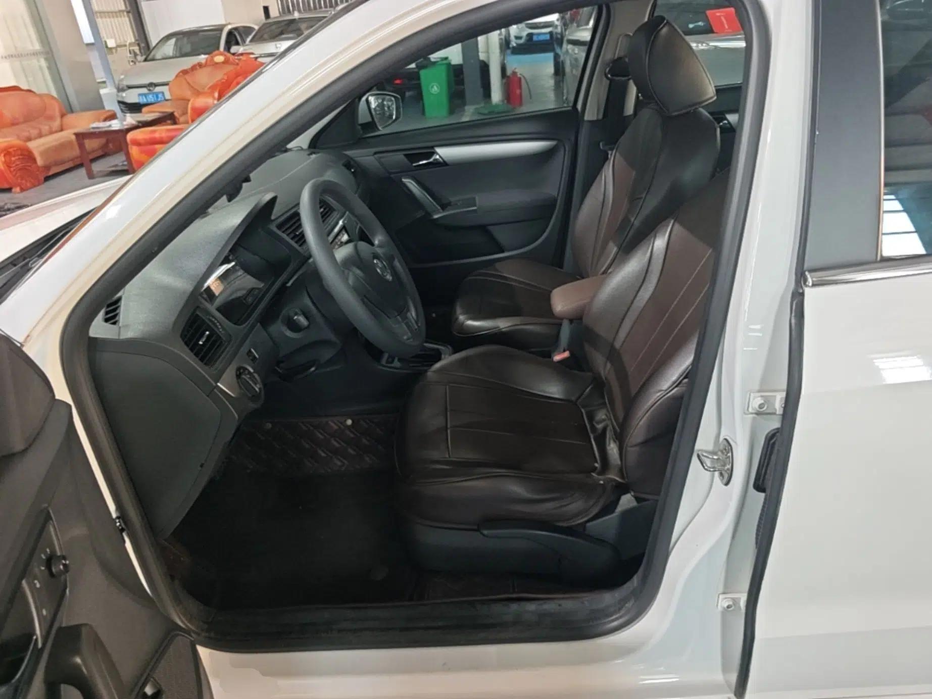 Volkswagen Lavida 2015 1.6L Automatic Fashion Edition — миниатюра 17