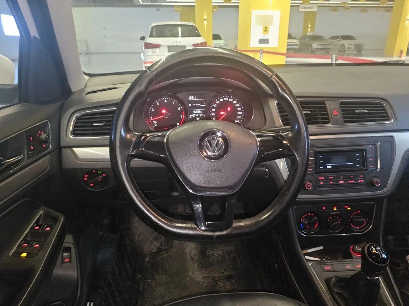 Volkswagen Lavida 2015 1.6L Manual Comfort Edition — миниатюра 13