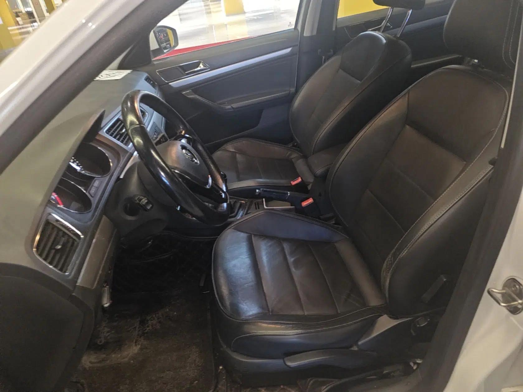 Volkswagen Lavida 2015 1.6L Manual Comfort Edition — миниатюра 17