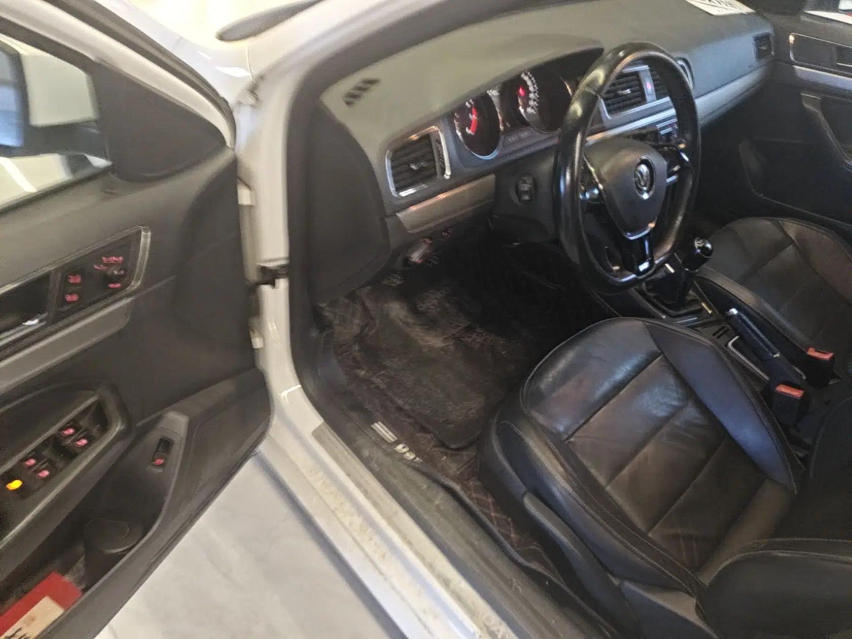 Volkswagen Lavida 2015 1.6L Manual Comfort Edition — миниатюра 18
