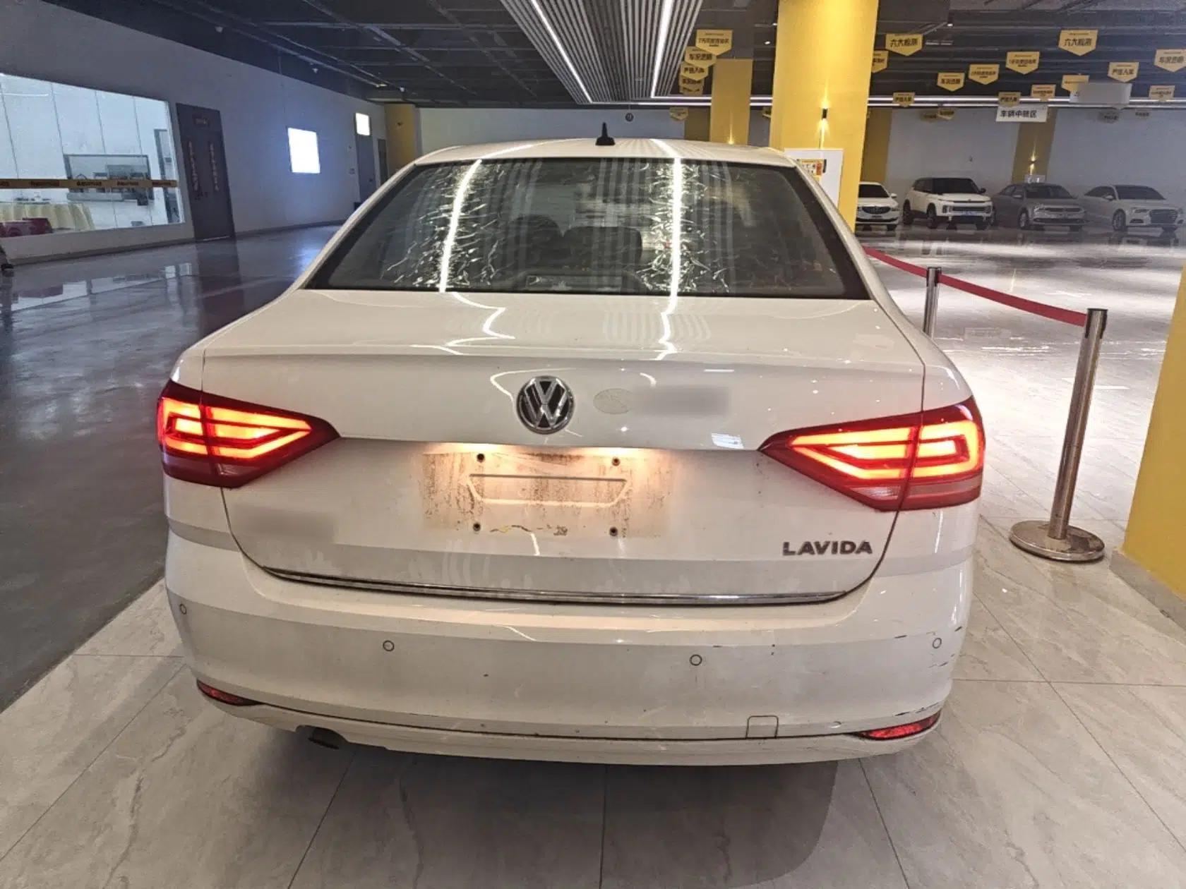 Volkswagen Lavida 2015 1.6L Manual Comfort Edition — миниатюра 5