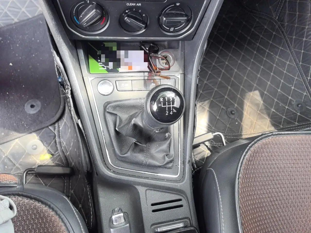 Volkswagen Lavida 2017 1.6L Manual Comfort Edition — миниатюра 14