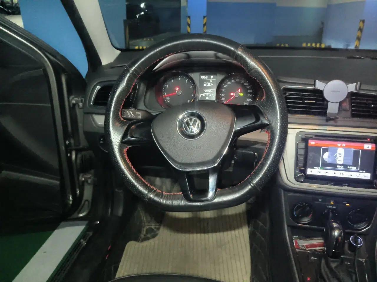 Volkswagen Lavida 2015 1.6L Automatic Comfort Edition — миниатюра 10