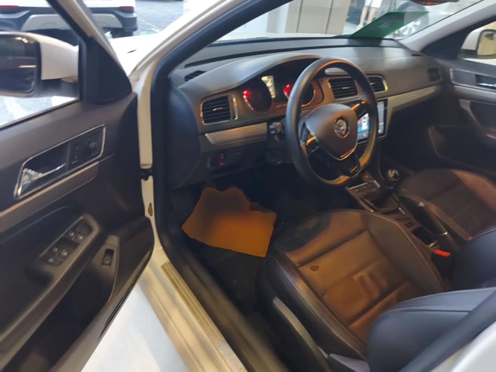 Volkswagen Lavida 2015 1.6L Manual Comfort Edition — миниатюра 18