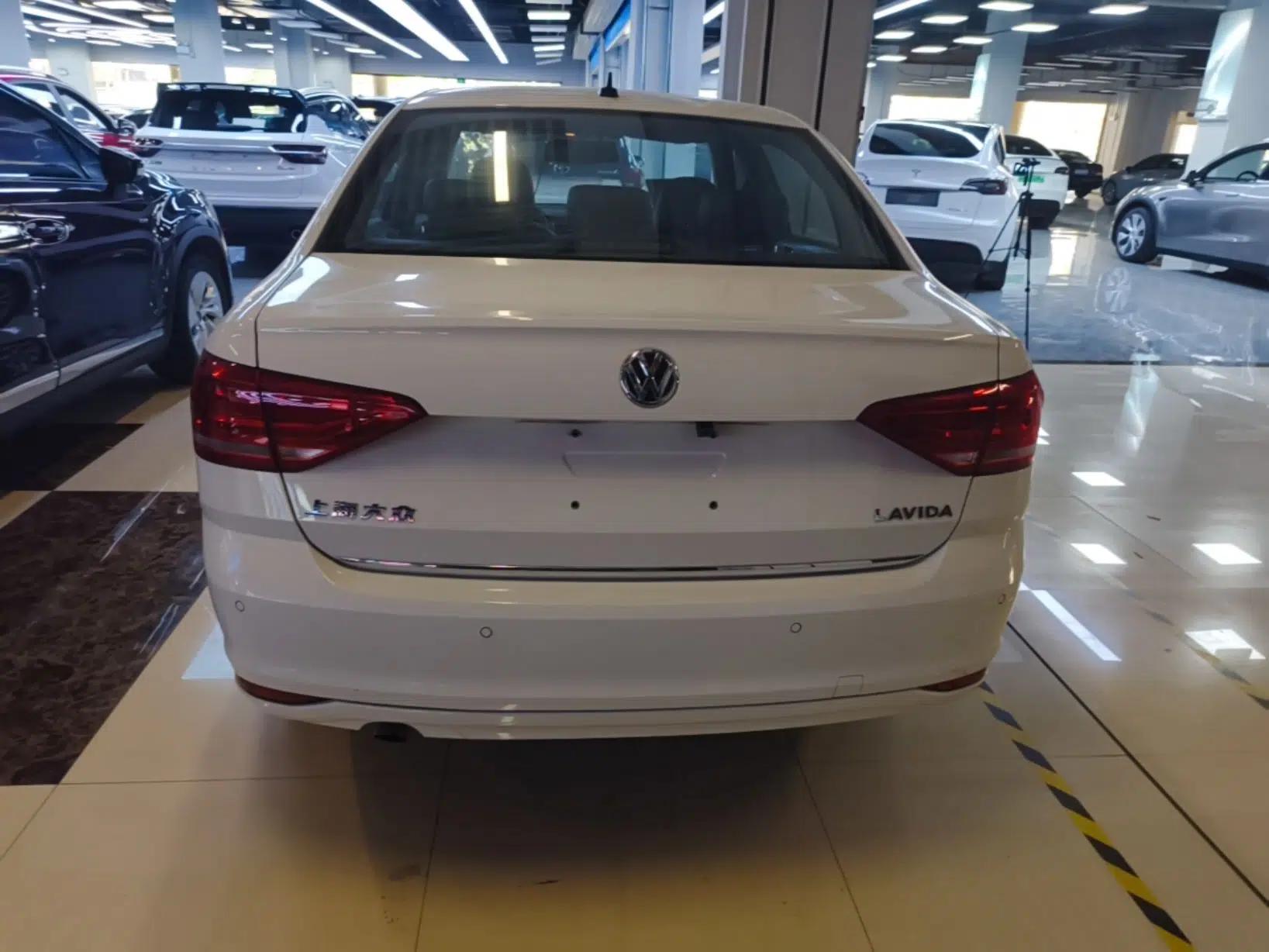 Volkswagen Lavida 2015 1.6L Manual Comfort Edition — миниатюра 5