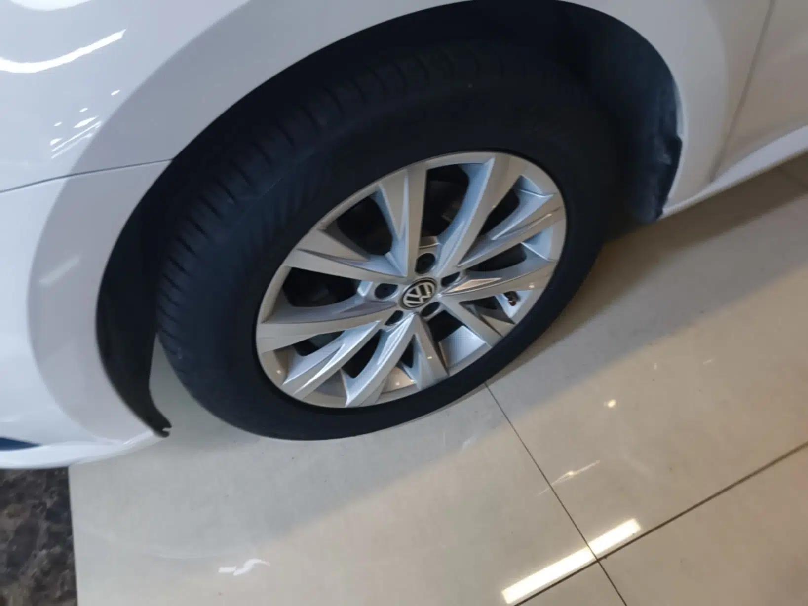 Volkswagen Lavida 2015 1.6L Manual Comfort Edition — миниатюра 10