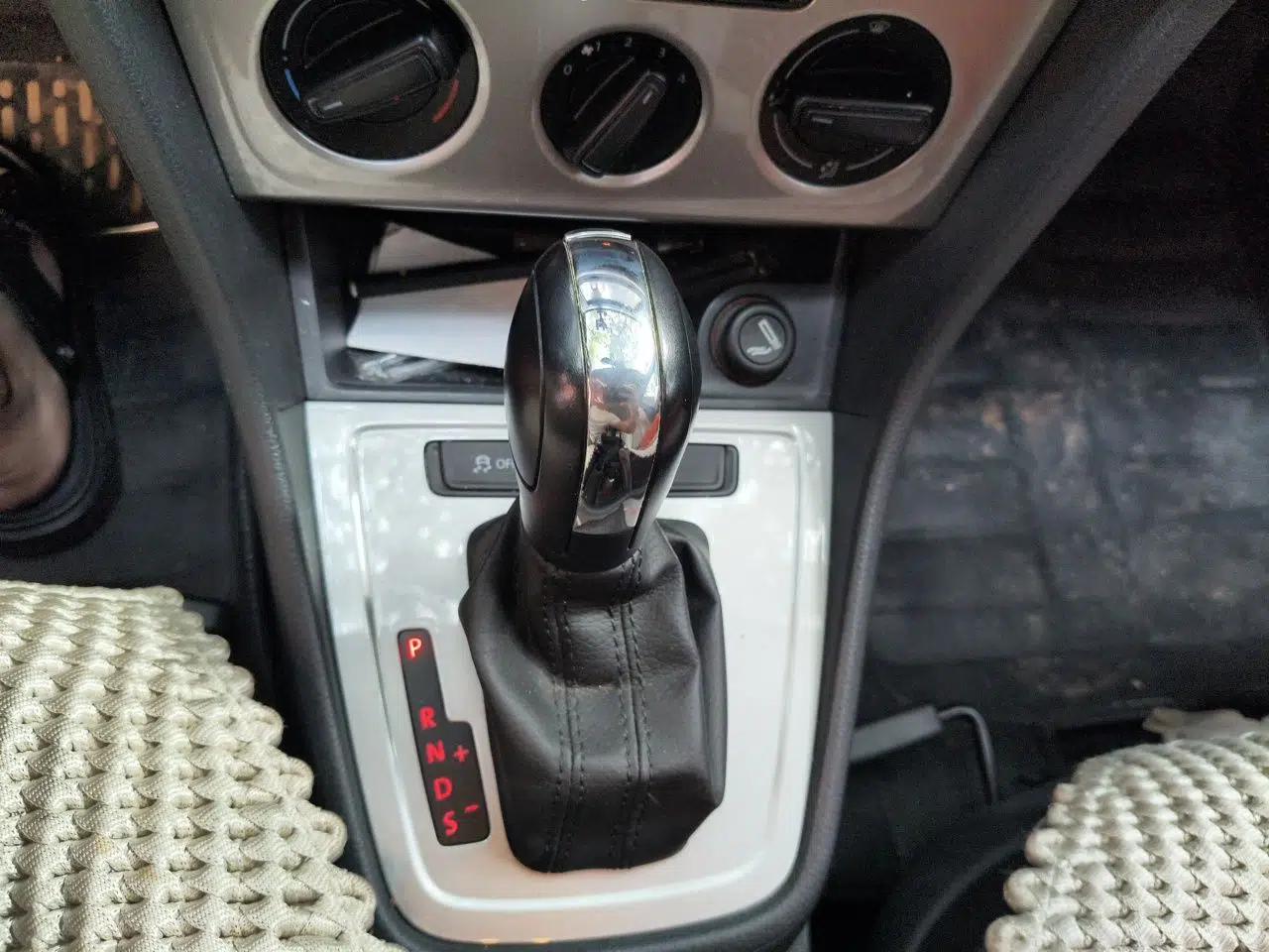Volkswagen Lavida 2013 Revised Classic 1.6L Automatic Fashion Edition — миниатюра 14