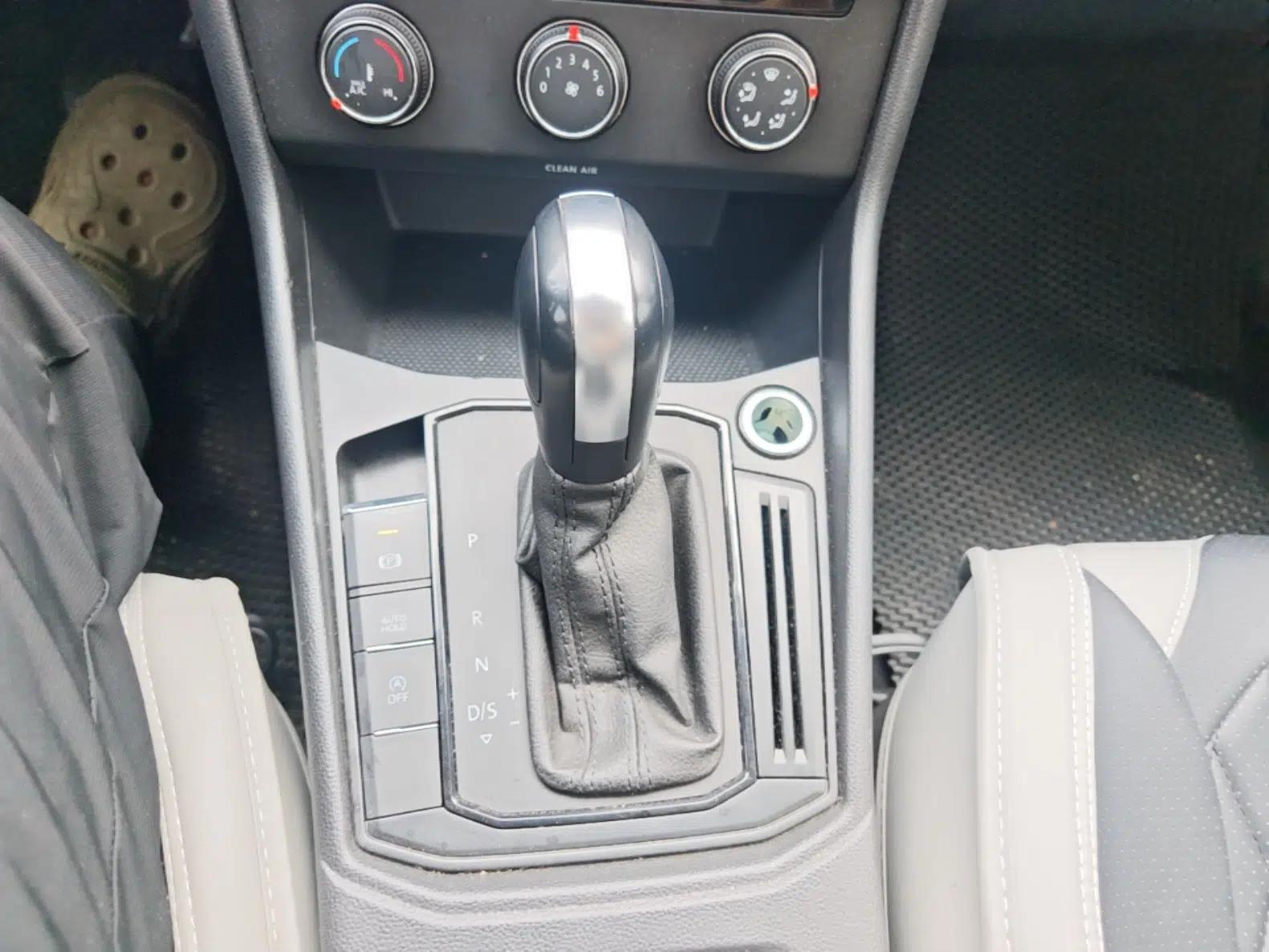 Volkswagen Lavida 2023 Revised 1.5L Automatic DeYi Edition — миниатюра 16