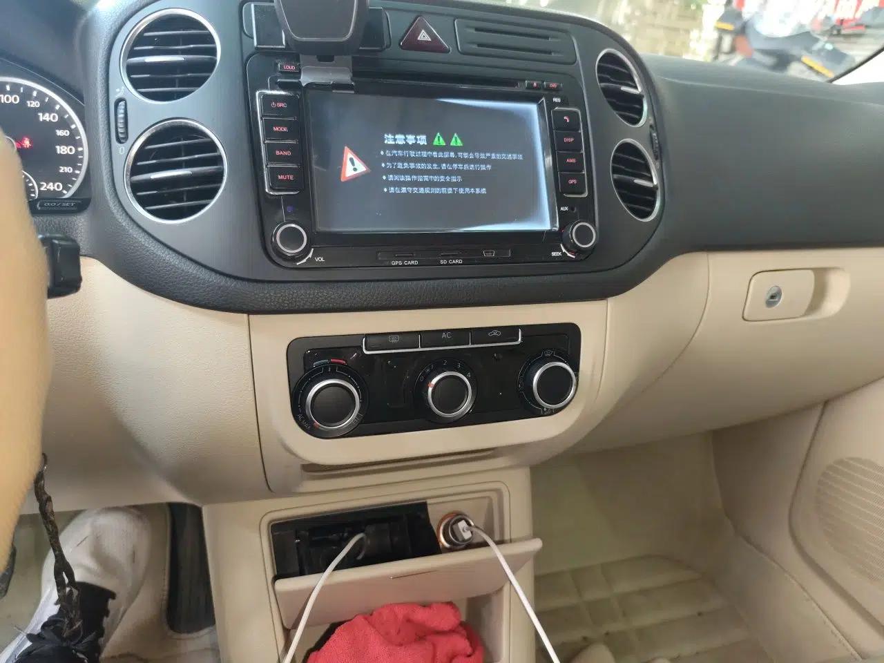 Volkswagen Tiguan 2012 1.8TSI Manual Two-Wheel Drive Urban Edition — миниатюра 13