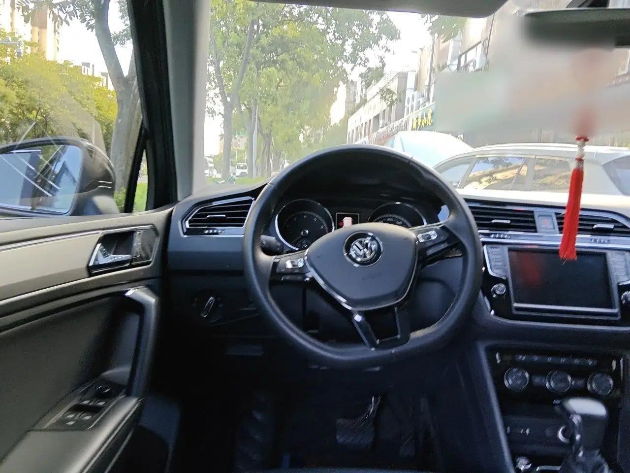 Volkswagen Tiguan L 2018 330TSI Automatic Two-Wheel Drive Luxury Edition — миниатюра 9