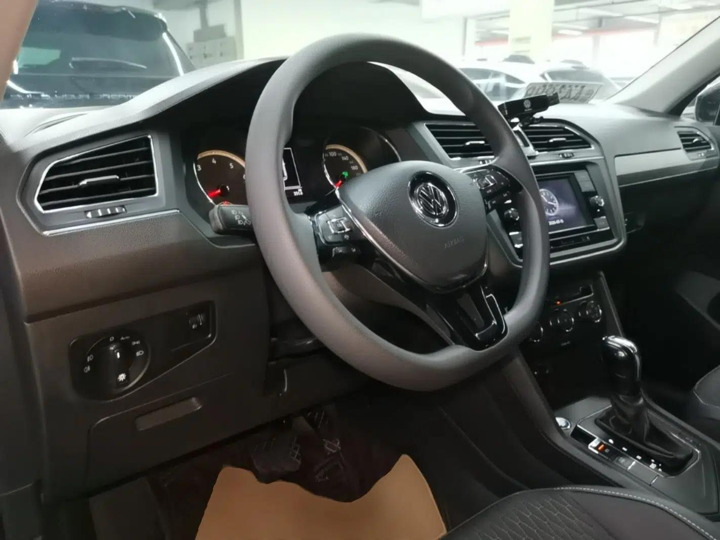 Volkswagen Tiguan L 2020 330TSI Automatic Two-Wheel Drive Luxury Edition China VI Standard — миниатюра 12