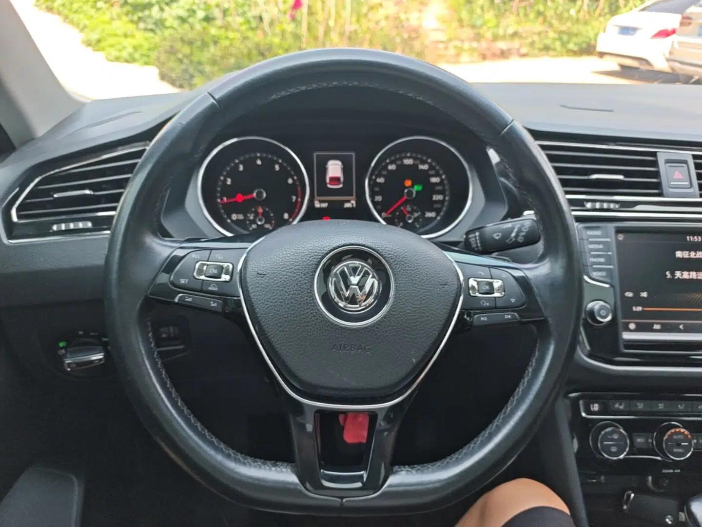 Volkswagen Tiguan L 2017 330TSI Automatic Two-Wheel Drive Luxury Edition — миниатюра 13