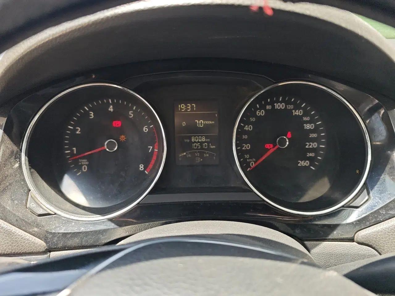 Volkswagen Sagitar 2015 1.6L Manual Comfort Model — миниатюра 11