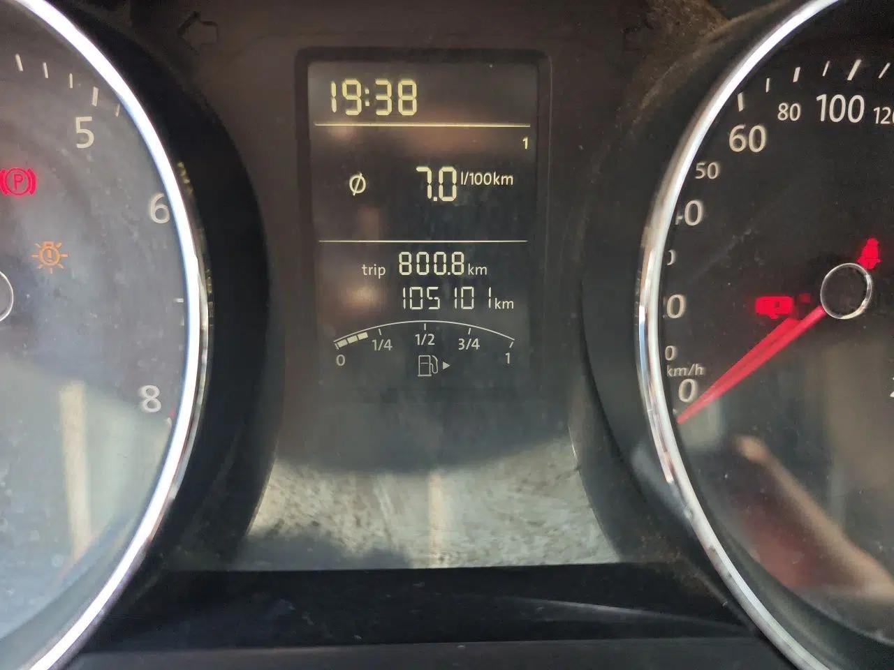 Volkswagen Sagitar 2015 1.6L Manual Comfort Model — миниатюра 12